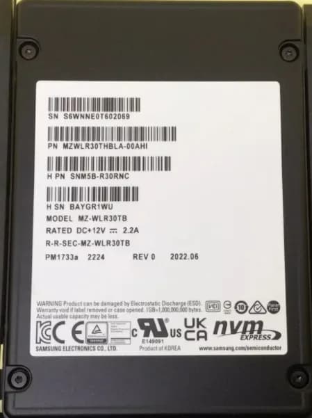 MZWLR30THBLA-00AHI - Samsung PM1733A 30.72TB PCIe NVMe MLC 2.5" SSD